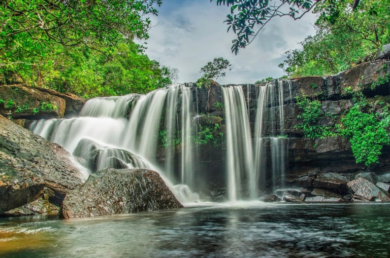 7 thác nước chảy xuống từ trên cao tuyệt đẹp