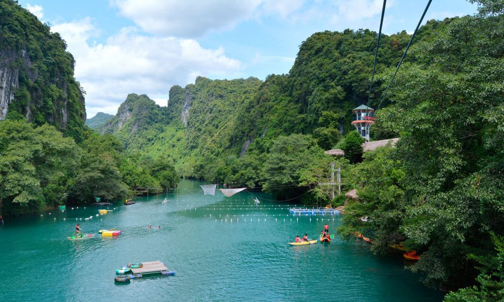 Sông chảy – Hang Tối